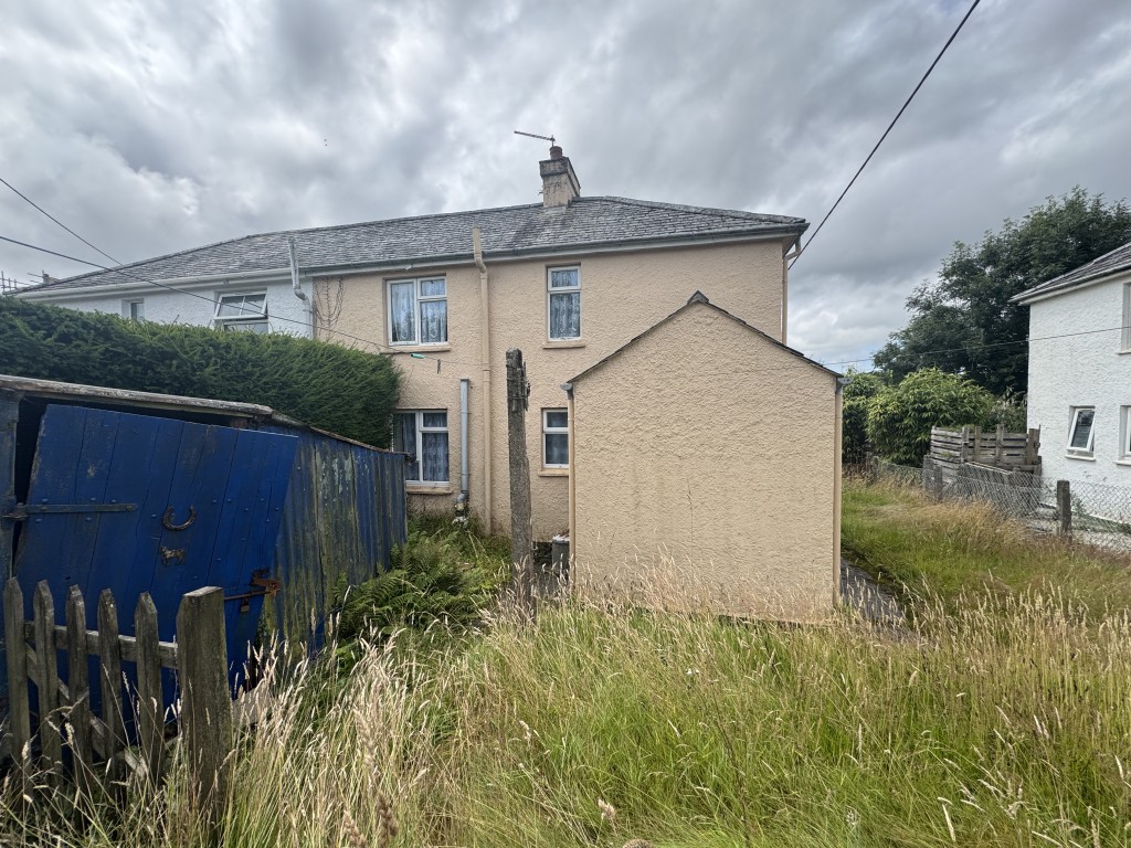 Lot: 161 - 	SEMI-DETACHED HOUSE FOR IMPROVEMENT - Rear view of the property